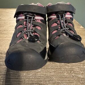 Kids Outdoor Adventure Shoes - Black and purple KEEN size girls 12